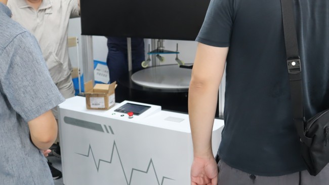 上海XX公司到访上海程斯智能科技考察地毯脚轮耐磨试验机：共探检测技术新突破